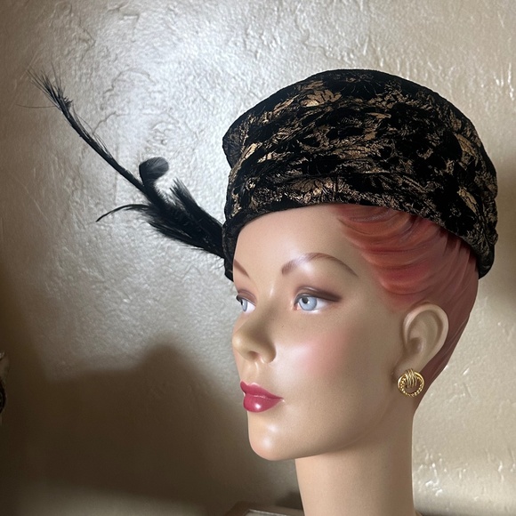 EYECATCHING DESIGNER 1960s\' BROCADE RETRO 1920s\' HAT + BLACK FEATHERS main image 11